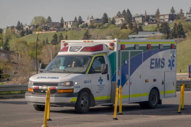 Calgary, Alberta, Kanada. 12 Mayıs 2023. Ambulans yolda..