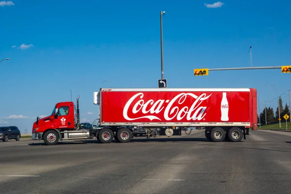 Calgary, Alberta, Kanada. 12 Mayıs 2023. Yolda bir Coca Cola karavanı var..