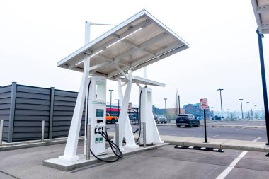 Calgary, Alberta, Kanada. 17 Mayıs 2023. Elektrikli araba şarj istasyonu..
