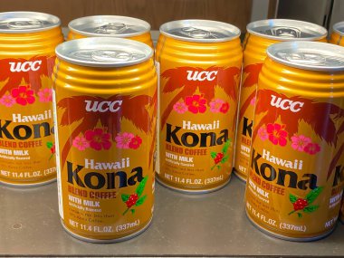 Calgary, Alberta, Kanada. 17 Mayıs 2023. Birkaç kutu sıcak Hawaii Kona kahvesi..