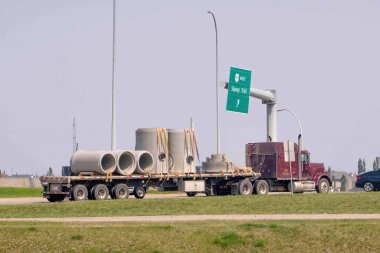 Calgary, Alberta, Kanada. 18 Mayıs 2023. Beton silindir borulu bir karavan..