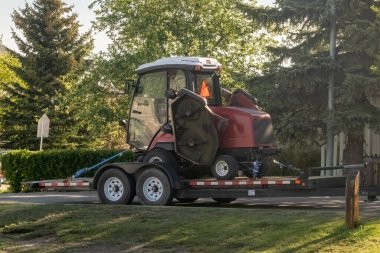 Calgary, Alberta, Kanada. 22 Mayıs 2023. Bir Toro Grounds ustası 4010-D çim biçme makinesi.