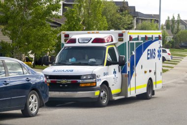 Calgary, Alberta, Kanada. 22 Mayıs 2023. Sokağa bir ambulans park etmiş..