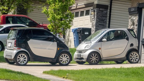 Calgary, Alberta, Kanada. 22 Mayıs 2023. Bir çift Smart fortwo. Arkadan itişli, arkadan itişli, Alman Mercedes-Benz 'in akıllı bölümü tarafından üretilen 2 yolculu şehir arabası.