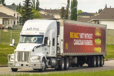Calgary, Alberta, Kanada. 29 Mayıs. 2023. McDonalds ürünlerini taşıyan bir yarı kamyon..