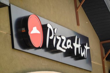 Calgary, Alberta, Kanada. 29 Mayıs. 2023. Pizza Hut restoranına yakın bir yerde..