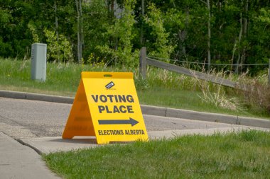 Calgary, Alberta, Kanada. 29 Mayıs. 2023. Oy Verme Yeri 'nin yan görünüşü Alberta tabelası, çift taraflı sarı zemin standı..