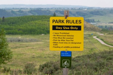 Cochrane, Alberta, Kanada. 4 Haziran 2023. Glenbow Çiftlik Parkı 'nda Park Kuralları yazan bir tabela..