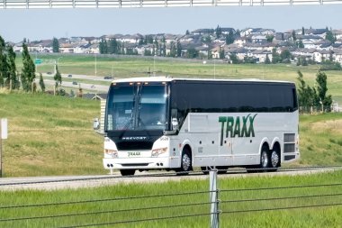 Calgary, Alberta, Kanada. 4 Haziran 2023. Traxx otobüs taşımacılığı ve lojistik şirketi baharda otoyolda..