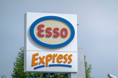 Calgary, Alberta, Kanada. 4 Haziran 2023. Bir Esso Express benzin istasyonu tabelası..