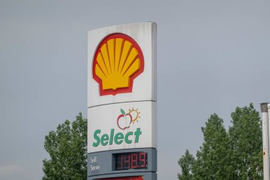 Calgary, Alberta, Kanada. 4 Haziran 2023. Benzin istasyonunda Shell logosuna yakın bir tabela ve uygun mağaza seçimi