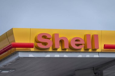 Calgary, Alberta, Kanada. 4 Haziran 2023. Benzin istasyonundaki Shell logosuna yakın çekim..