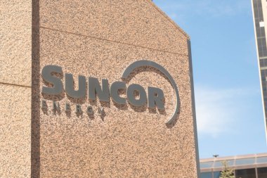 Calgary, Alberta, Kanada. 4 Haziran 2023. Suncor Enerji Merkezi 'nin dış tabelasına yaklaş.