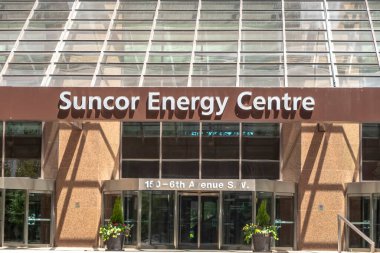 Calgary, Alberta, Kanada. 4 Haziran 2023. Şehir merkezindeki Suncor Enerji Merkezi binasının ana girişinin ön görüntüsü..