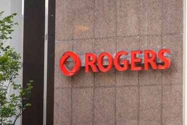 Calgary, Alberta, Kanada. 4 Haziran 2023. Rogers giriş tabelası. Kanadalı bir iletişim ve medya şirketi kablosuz iletişim, kablo TV, telefon ve internet alanlarında faaliyet gösteriyor.