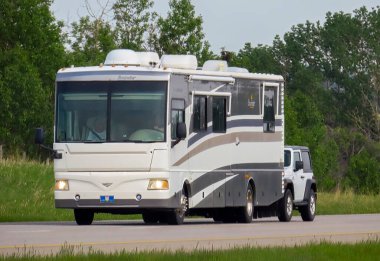 Calgary, Alberta, Kanada. 4 Haziran 2023. Baharda güzergahta bir karavan karavanı..