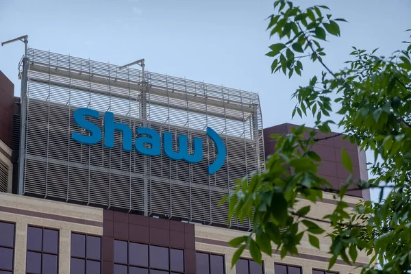 Calgary, Alberta, Kanada. 4 Haziran 2023. Baharda Shaw binası tabelası.