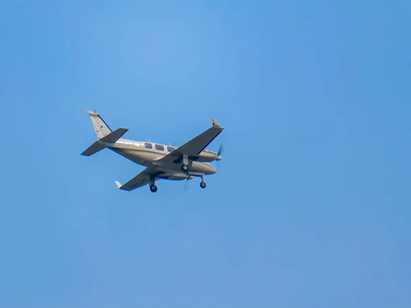 Calgary Alberta Canadá Junho 2023 Pequeno Avião Voando Durante Primavera — Fotografia de Stock