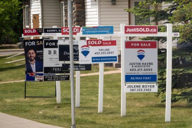 Calgary, Alberta, Kanada. 6 Haziran 2023. Yaya geçidinde birkaç emlak şirketi var..