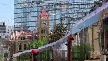 Calgary, Alberta, Kanada. 7 Haziran 2023. Calgary şehir merkezinde hafif bir tren..