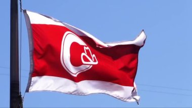 Calgary bayrağının yavaş çekimi. Bir kovboy şapkası ve kırmızı bir alanda 