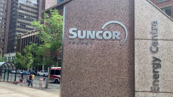 Calgary Alberta Kanada Czerwca 2023 Zbliżenie Znaku Budynku Suncor Energy — Wideo stockowe