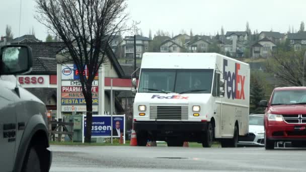 Κάλγκαρι Αλμπέρτα Καναδάς Μαΐου 2023 Ένα Φορτηγό Παράδοσης Fedex Στη — Αρχείο Βίντεο