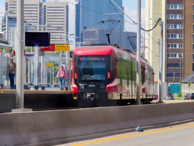 Calgary, Alberta, Kanada. 8 Haziran 2023. Bridgeland ve Memorial C tren istasyonu..