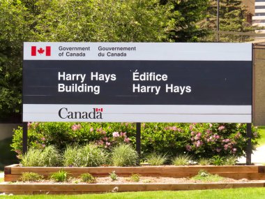 Calgary, Alberta, Kanada. 8 Haziran 2023. Harry Hays Binası tabelası, Federal Hükümet Ofisi..