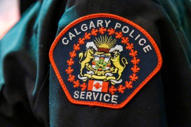 Calgary, Alberta, Kanada. 16 Haziran 2023. Calgary polis üniforması tabelasına yakın..