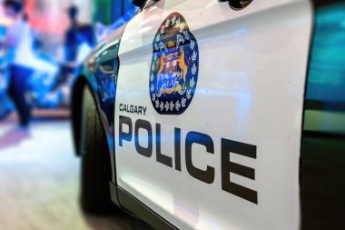 Calgary, Alberta, Kanada. 16 Haziran 2023. Araba Calgary Polis Aracı tabelasına yakın..