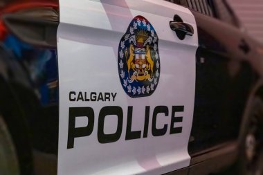 Calgary, Alberta, Kanada. 16 Haziran 2023. Calgary Polis Aracı tabelasına yakın..