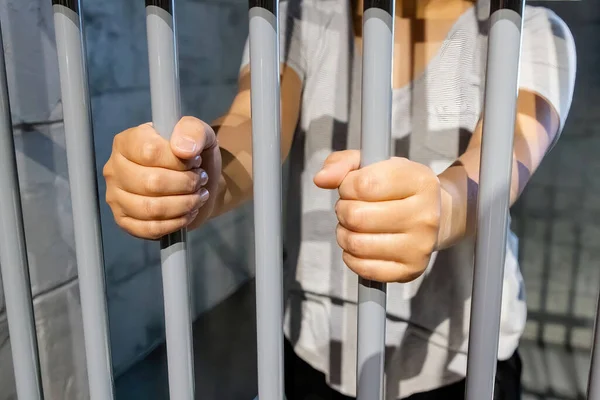 Eine Frau Hinter Gittern Einer Gefängniszelle — Stockfoto