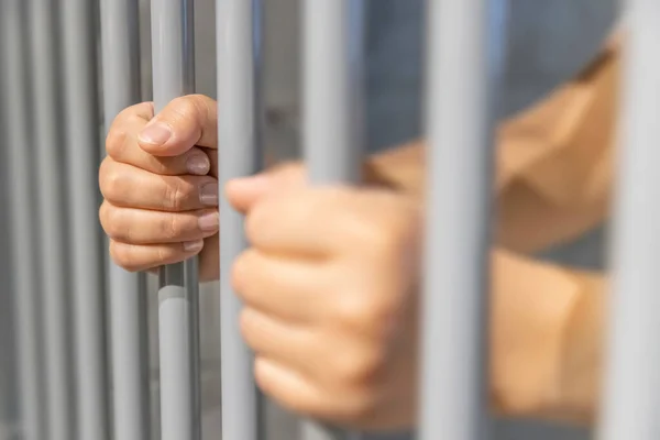 Eine Person Hinter Gittern Einer Gefängniszelle Inhaftiert — Stockfoto