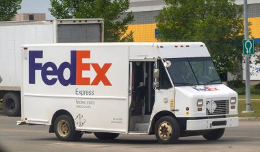 Calgary, Alberta, Kanada. 17 Haziran 2023. Yolda bir Fedex teslimat kamyonu var..