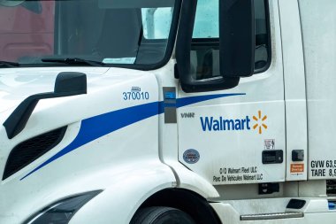 Lethbridge, Alberta, Kanada. 19 Haziran 2023. Walmart tırına yakın çekim..