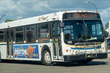 Lethbridge, Alberta, Kanada. 19 Haziran 2023. Bir Lethbridge transit otobüsünün ön görüntüsü.