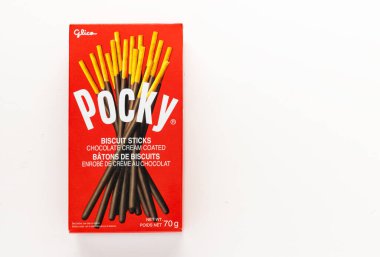 Calgary, Alberta, Kanada. 25 Haziran 2023. Bir kutu bisküvi, çikolata kremalı Çopur, Ezaki Glico gıda şirketi tarafından üretilen bir Japon tatlı atıştırmalığı..