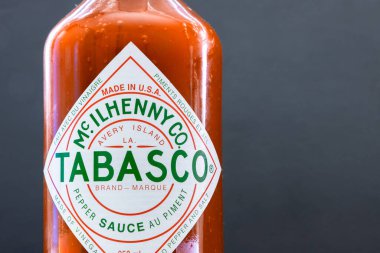 Calgary, Alberta, Kanada. 25 Haziran 2023. Acı biber sosu şişesine yakın, acı biber, sirke ve tuzdan yapılan Amerikan marka acı sos..