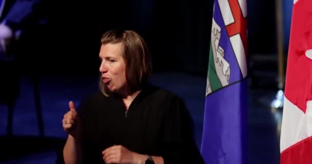 加拿大艾伯塔省卡尔加里 2023年6月29日毕业典礼上的演讲人在毕业典礼上翻译来签署语言的人 — 图库视频影像