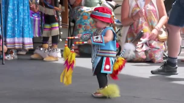 加拿大艾伯塔省卡尔加里 2023年6月24日在卡尔加里市中心举行的全国土著家庭日和Pow活动期间 一名土著儿童在公共活动中跳舞 — 图库视频影像