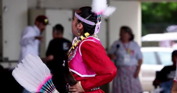 カルガリー アルバータ州 カナダ 2023年6月25日 カルガリーのダウンタウンで開催された全国先住民家族の日と捕虜イベントの公開イベント中に踊る先住民 — ストック動画