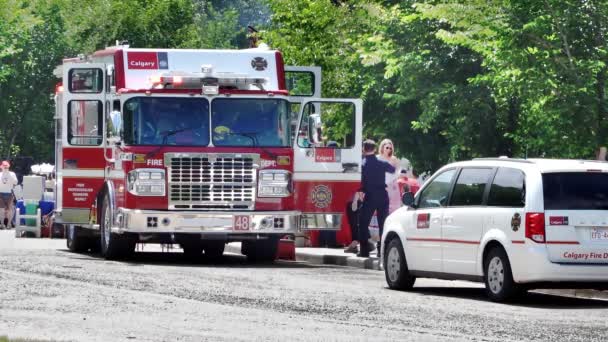 カルガリー アルバータ州 カナダ 2023年6月25日 カルガリー消防署夏の暑い日にライト付きトラックパーク — ストック動画