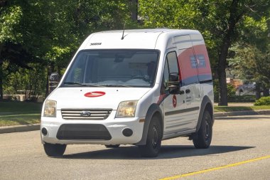 Calgary, Alberta, Kanada. 29 Haziran 2023. Yolda bir Kanada posta kamyonu var..