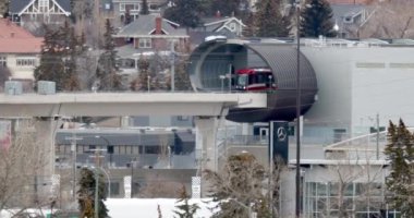 Calgary, Alberta, Kanada. 2 Nisan 2023. Sunalta İstasyonu bir CTrain hafif tren istasyonu.