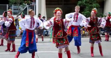 Calgary, Alberta, Kanada. 14 Temmuz 2023. Ukraynalı Dansçılar ve Halk Korosu bir geçit töreninde.