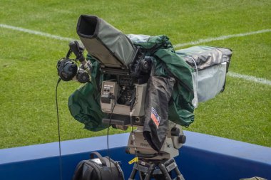 Calgary, Alberta, Kanada. 15 Temmuz 2023. Yağmur korumalı CBC profesyonel televizyon kamerası..