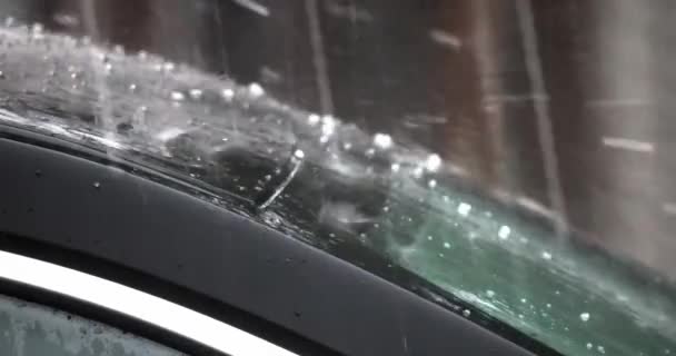 雨の雹嵐に見舞われている車やフロントガラスの上 コンセプト 車両の毛損傷保険カバー — ストック動画