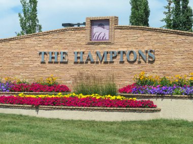 Calgary, Alberta, Kanada. 22 Temmuz 2023. Yazılı bir hoş geldin tabelası: HAMPTONS Calgary 'nin kuzeybatı çeyreğinde bir yerleşim yeri..