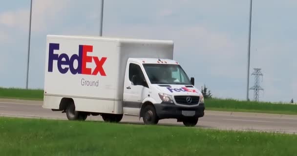 Calgary Alberta Canadá Julio 2023 Camión Fedex Ruta Durante Verano — Vídeos de Stock